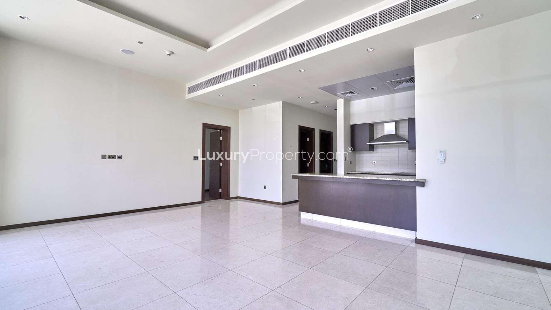 Ground-floor apartment with large windows in Tiara Amber, Palm Jumeirah, for rent