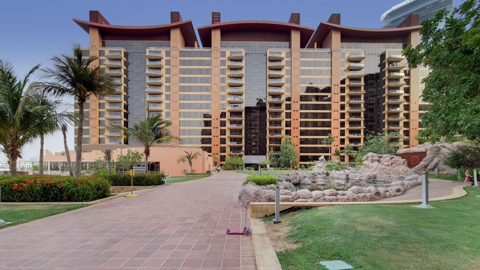 Empty room with large window in Tiara Residence apartment, Palm Jumeirah