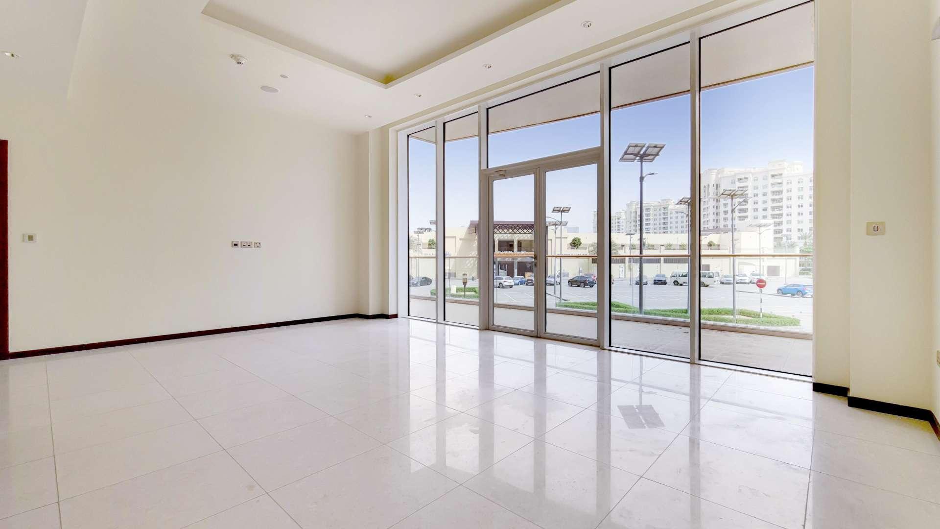 Spacious living area with large windows, Tiara Residences, Palm Jumeirah apartment for rent