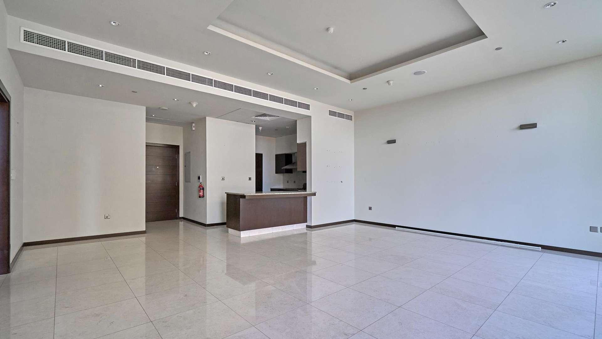 Spacious living room with large windows in Tiara Residence apartment, Palm Jumeirah for rent