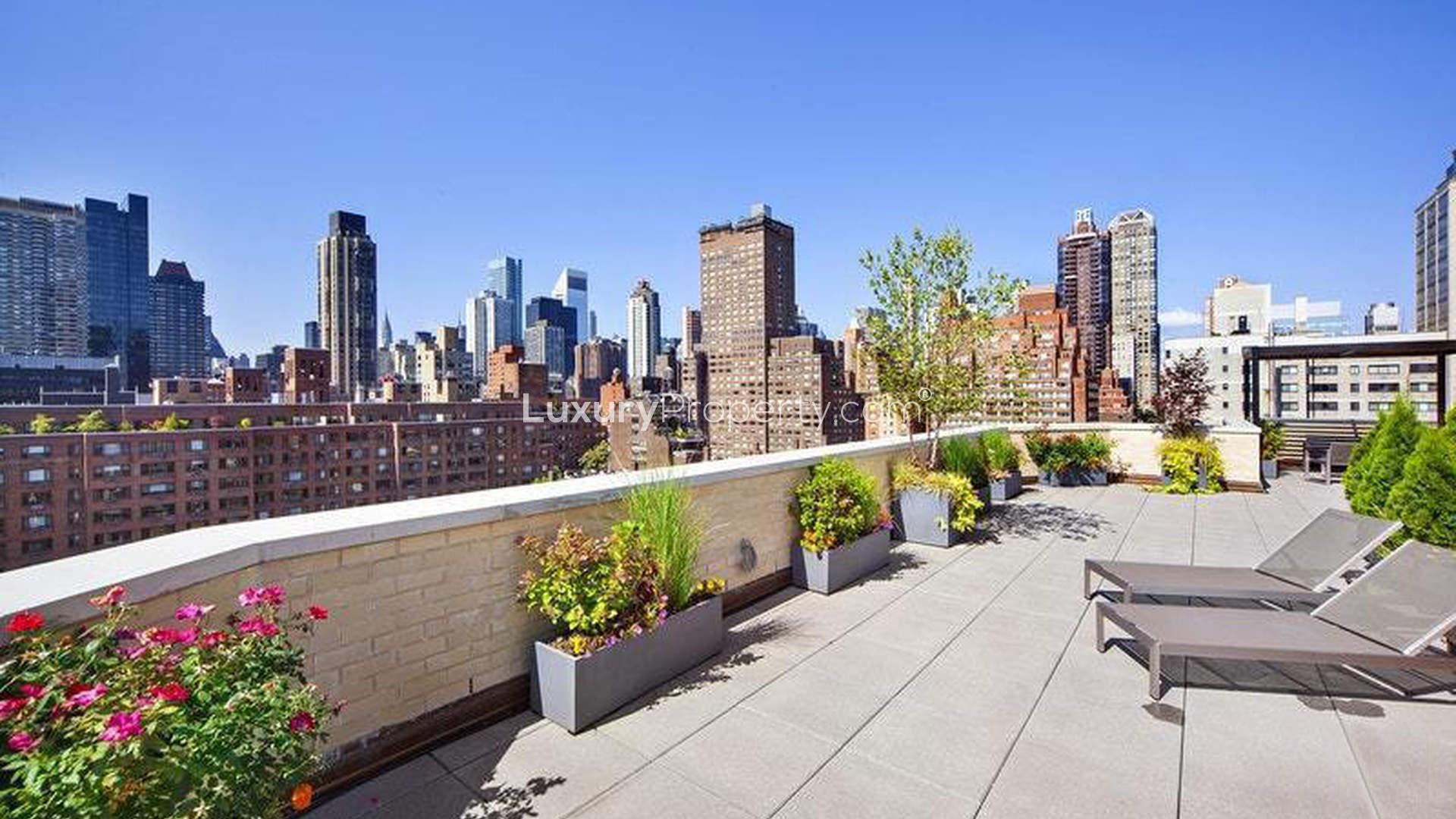 Modern living room in one-bedroom apartment, Manhattan, with natural light and stylish furnishings