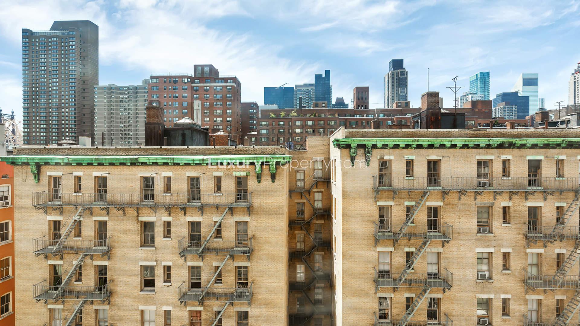 Rooftop terrace with seating and city view at 435 East 65th Street, Manhattan apartment
