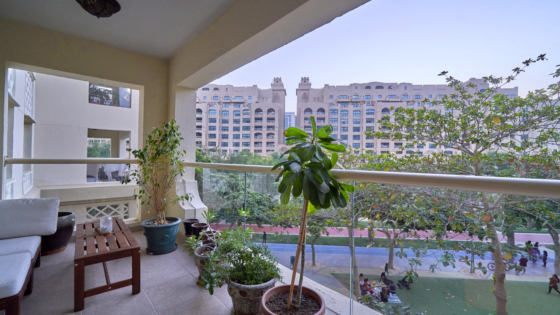 Living room in 1-bedroom apartment, Shoreline Apartments, Palm Jumeirah, with cozy decor and plants