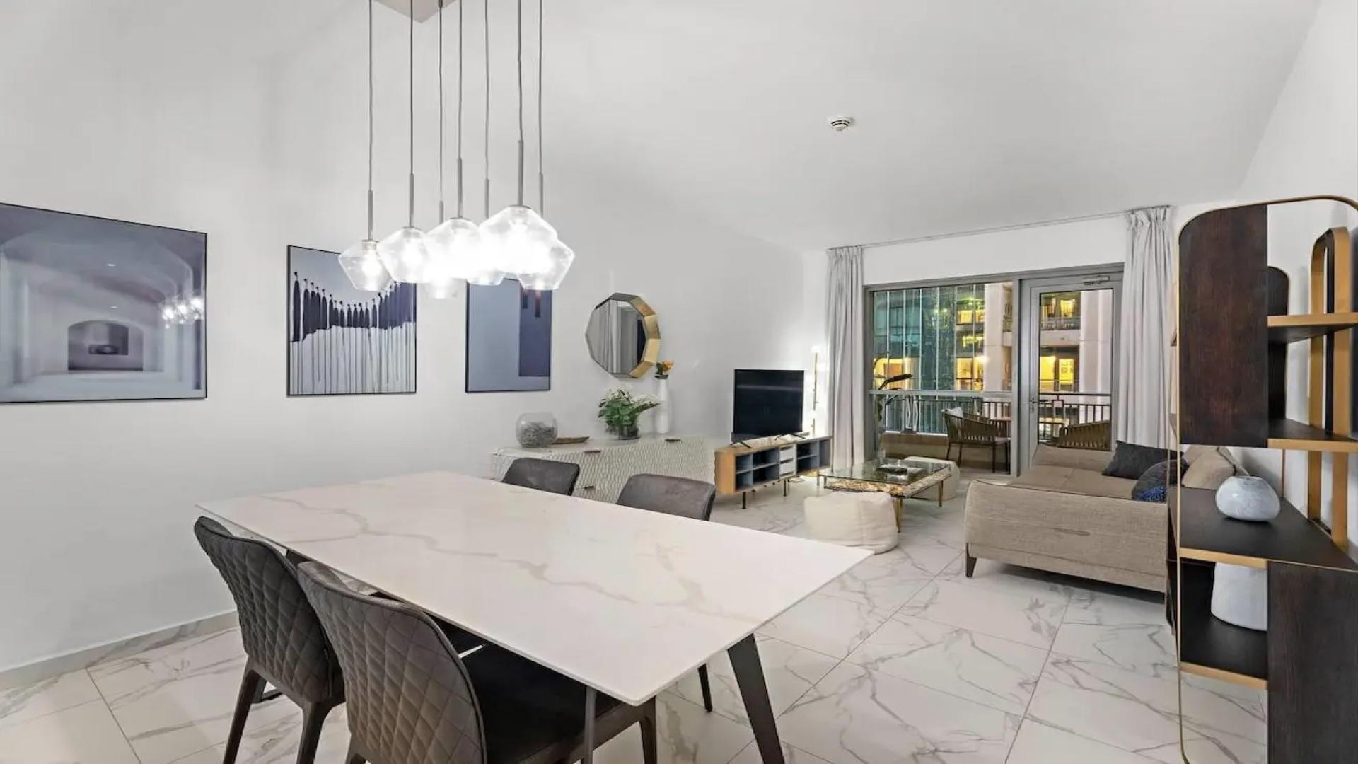 Modern kitchen in fully upgraded Downtown Dubai apartment for sale, Boulevard Central Towers