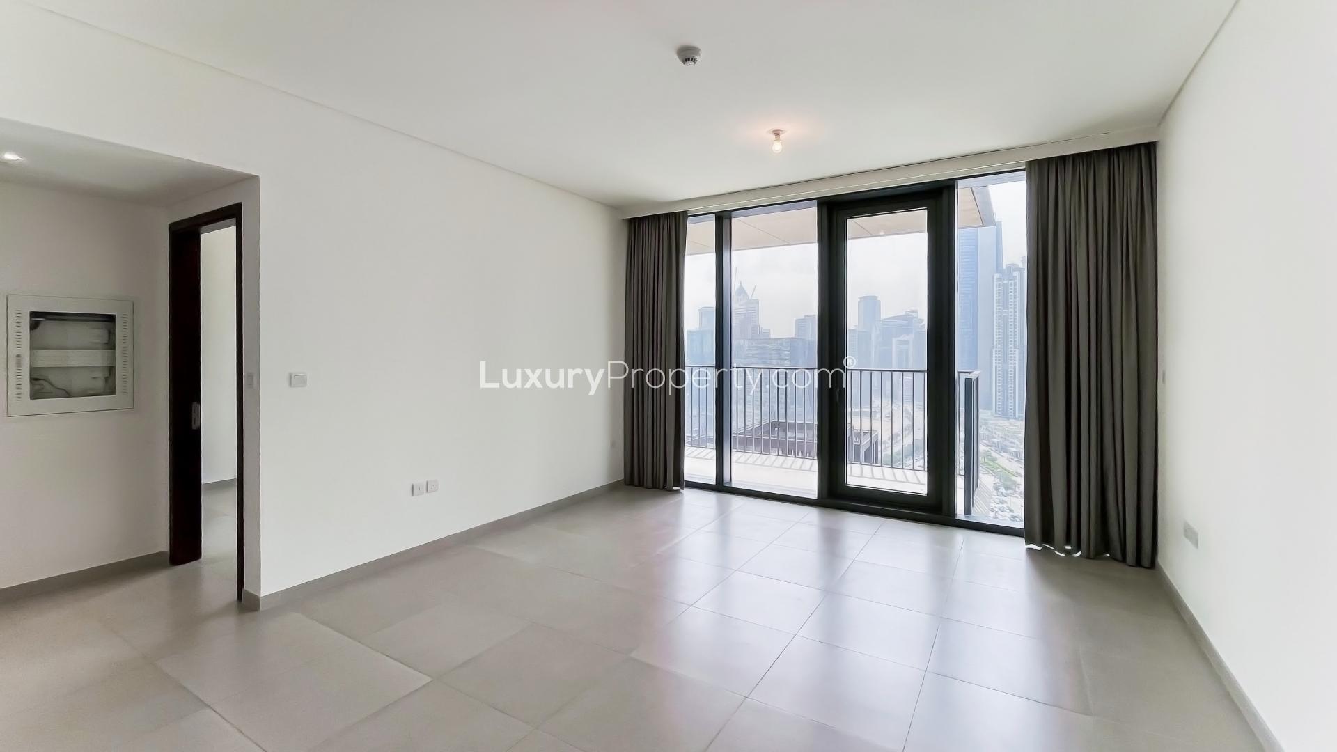 Modern kitchen in spacious low-floor apartment, BLVD Heights, Downtown Dubai