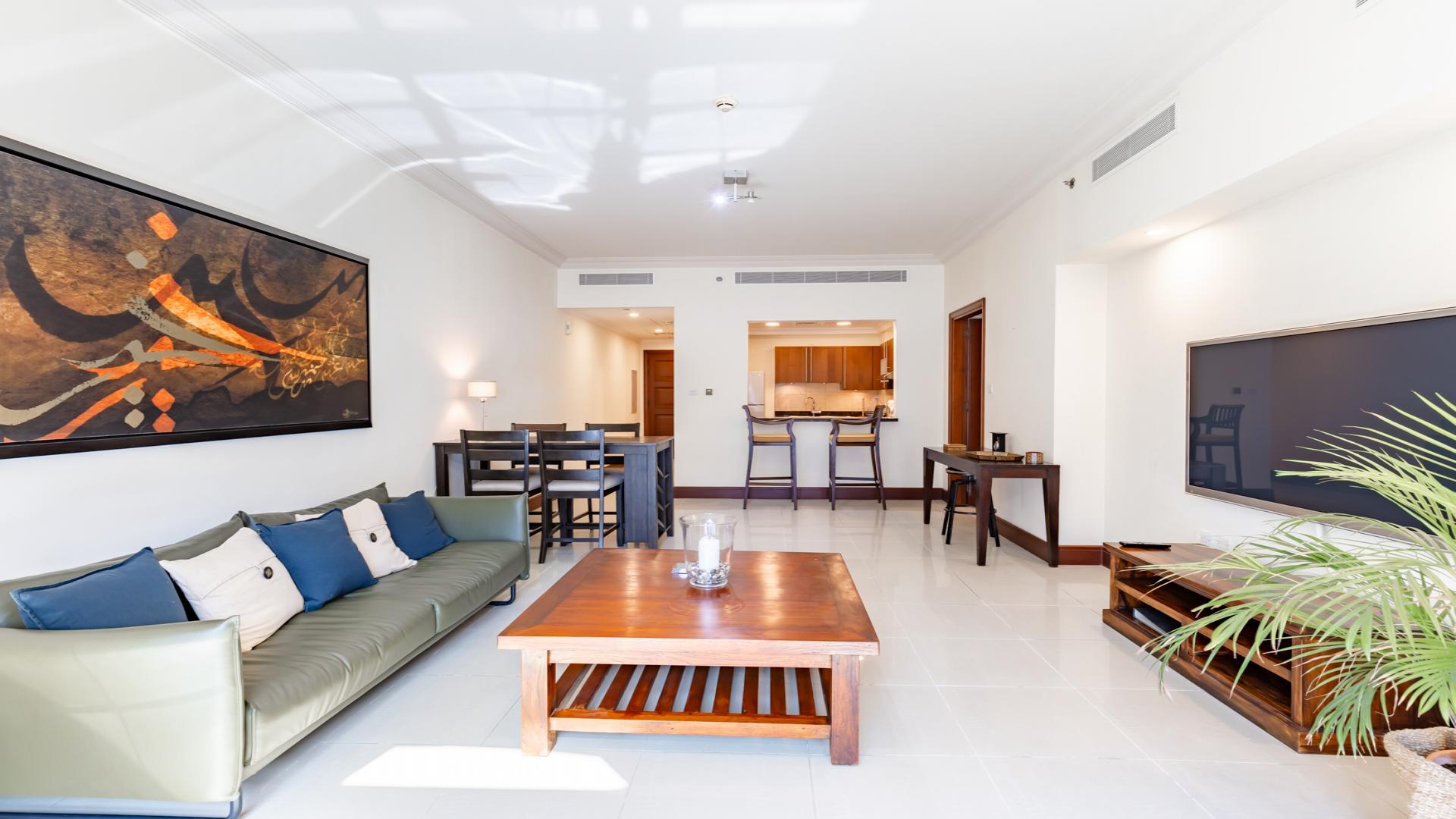 High-floor 1-bed apartment living room in Golden Mile, Palm Jumeirah, for sale