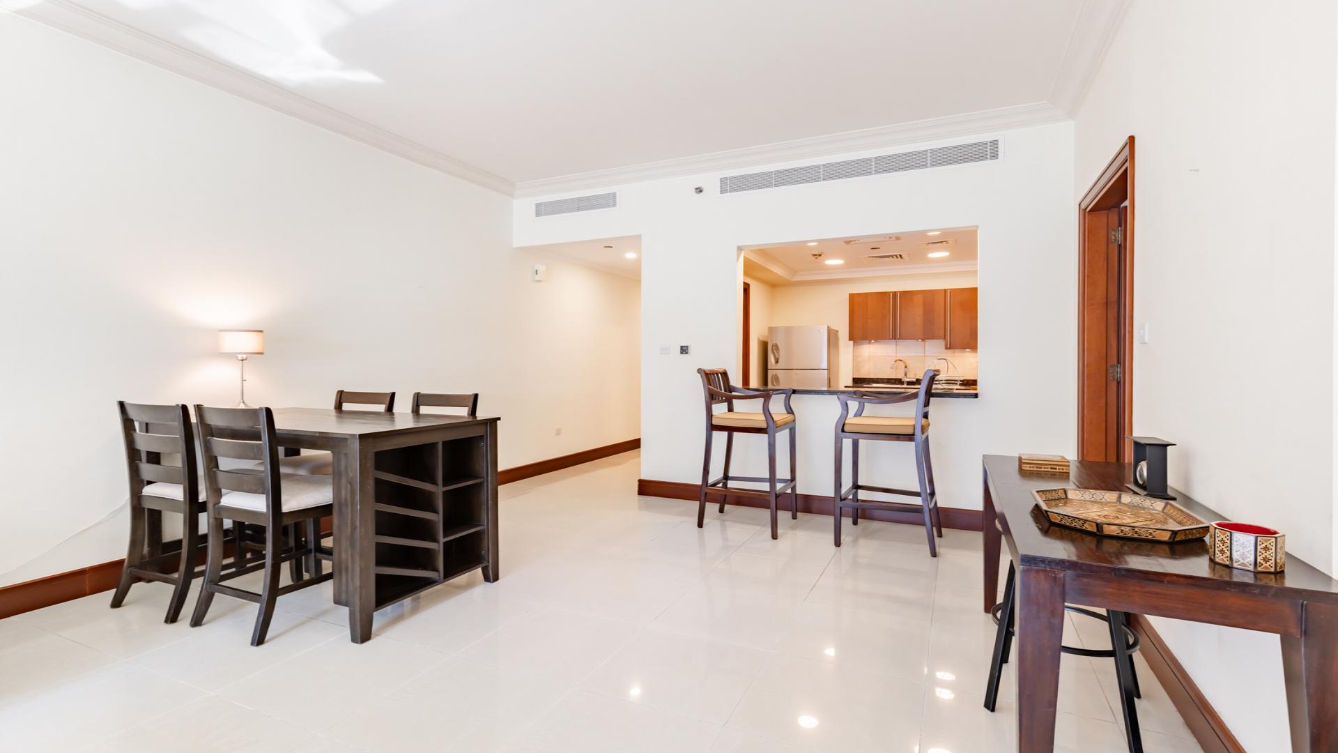 High-floor 1-bed apartment dining area in Golden Mile, Palm Jumeirah for sale