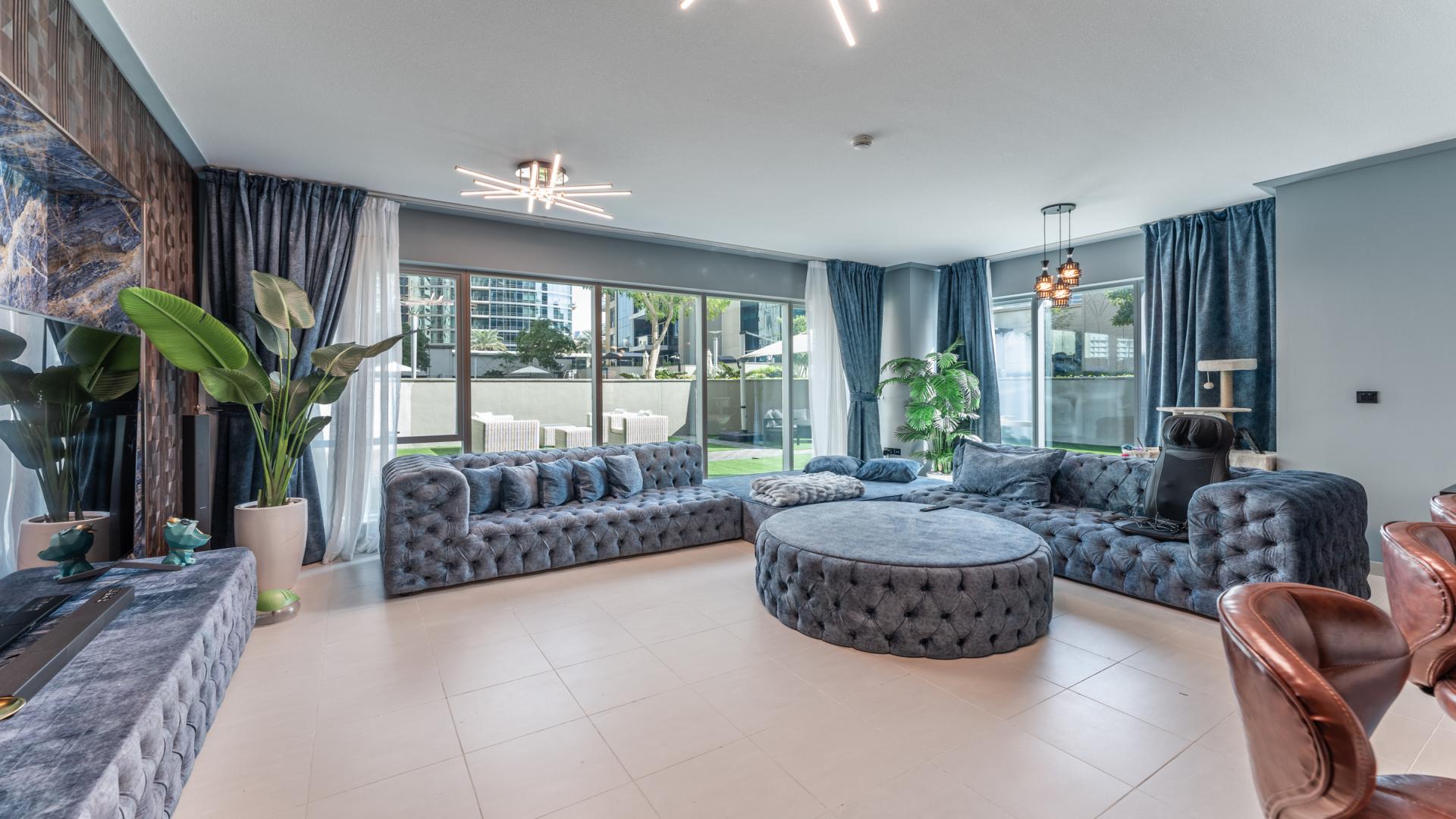 Large terrace with seating area in Marina Promenade apartment, Dubai Marina