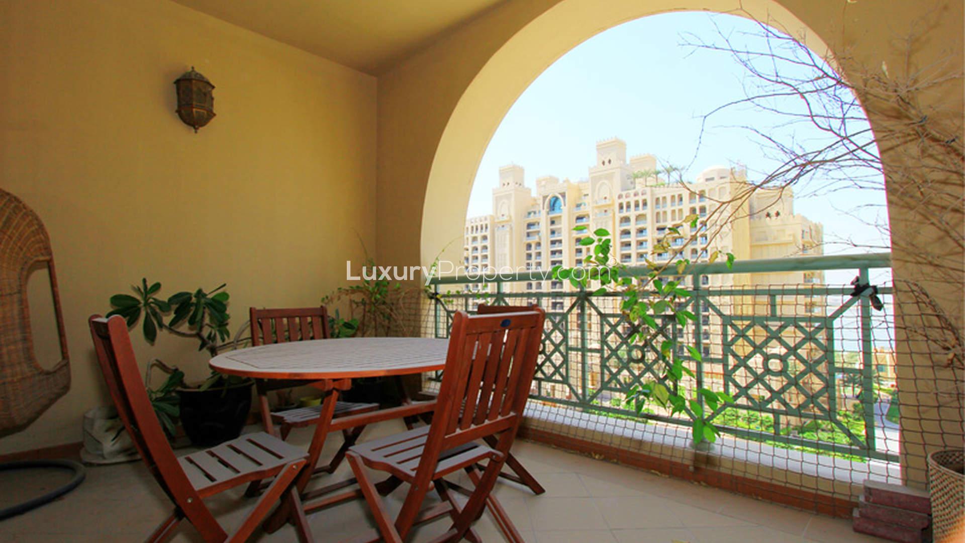 High floor apartment bedroom in Golden Mile 9, Palm Jumeirah, featuring modern furnishings