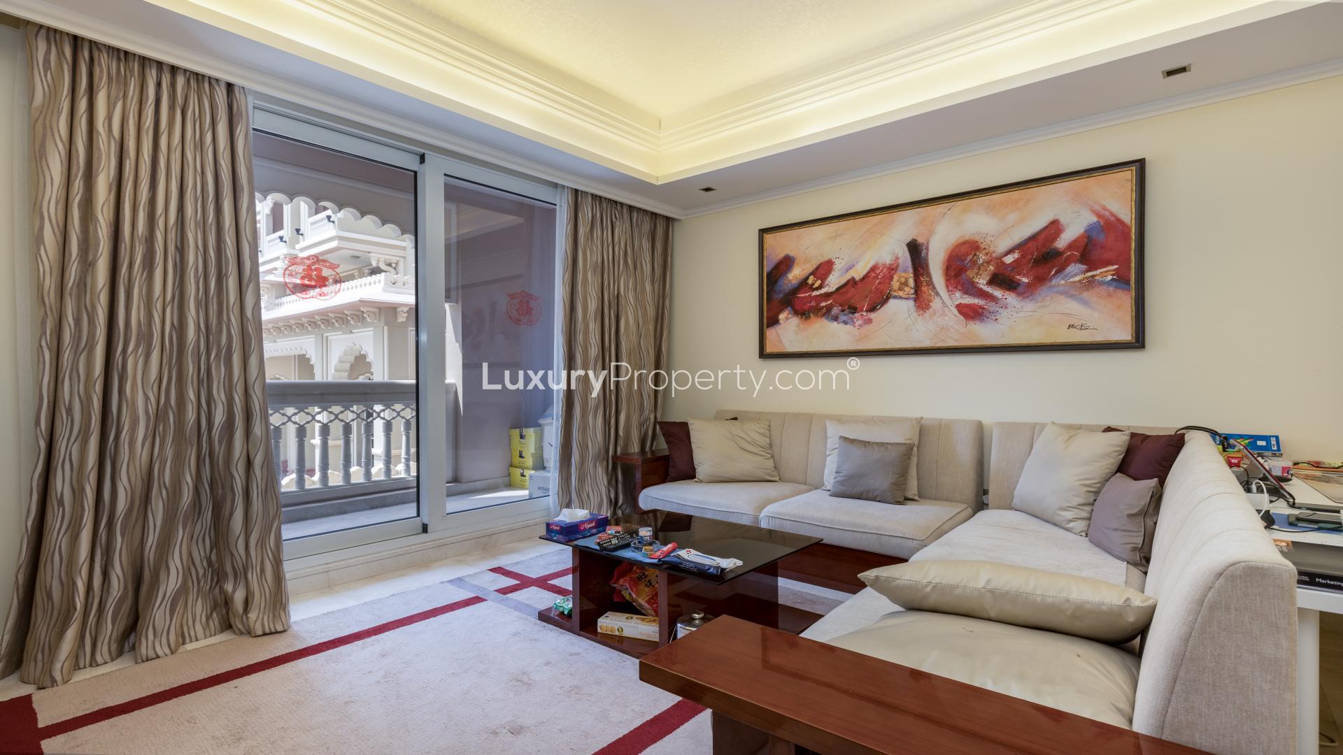 Luxury living room in 1-bedroom apartment, Grandeur Residences, Palm Jumeirah. Modern decor, spacious layout