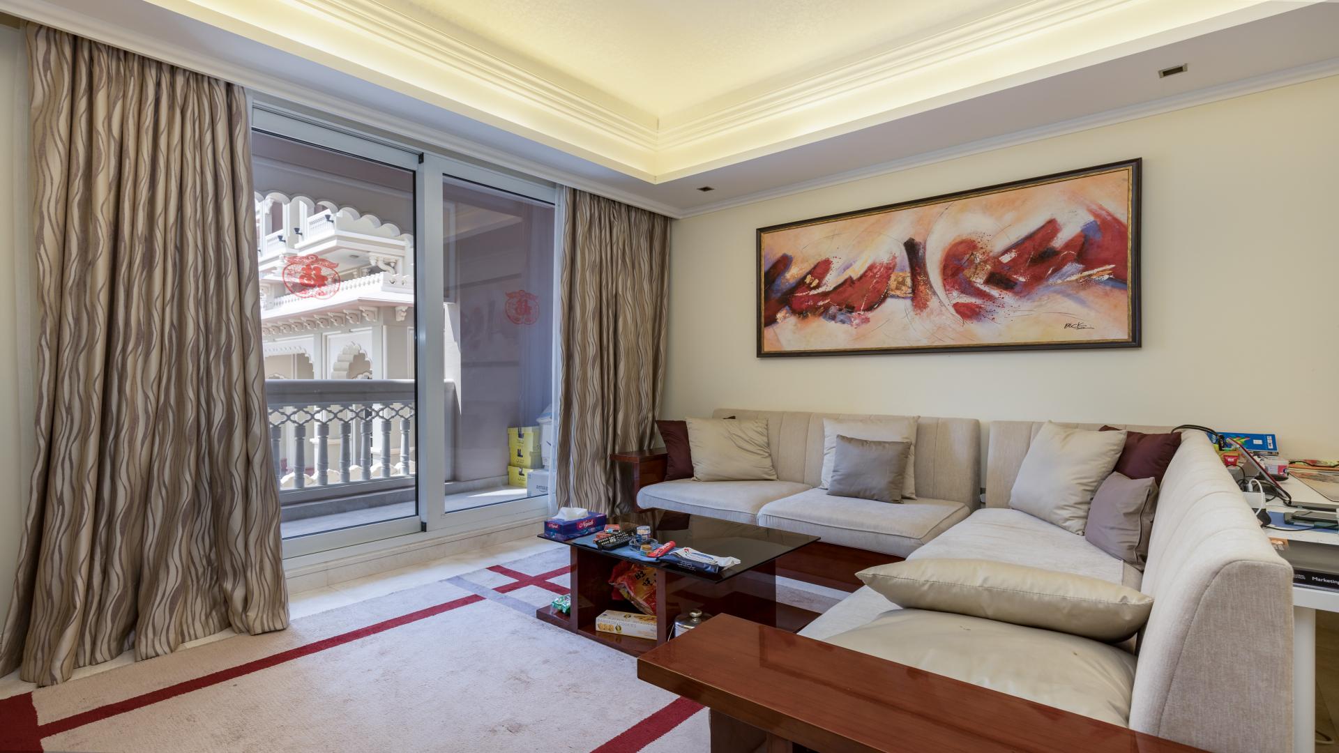 Luxury living room in 1-bedroom apartment, Grandeur Residences, Palm Jumeirah. Modern decor, spacious layout