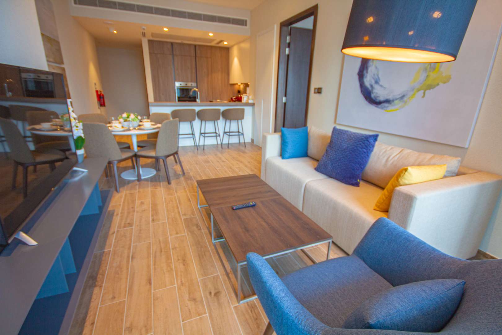 Panoramic view of Dubai Marina from modern 1-bedroom apartment in Marina Gate