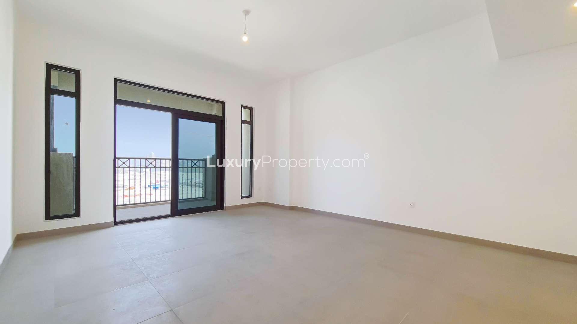 Bright living room in Madinat Jumeirah Living apartment, ready to move in, Umm Suqeim