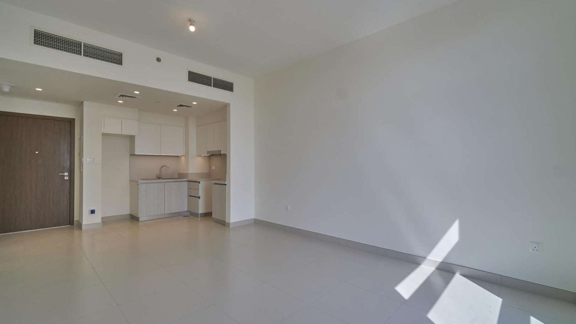 Low-floor 1-bedroom apartment interior with kitchen, Park Point, Dubai Hills Estate for rent