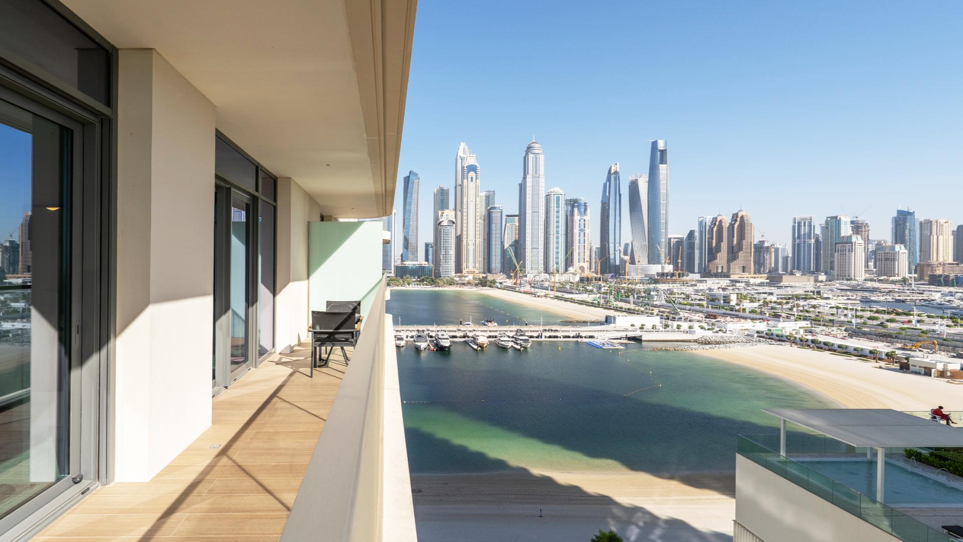Modern kitchen in elegant 1-bedroom apartment, Marina Vista, Dubai Harbour, Emaar Beachfront, for sale