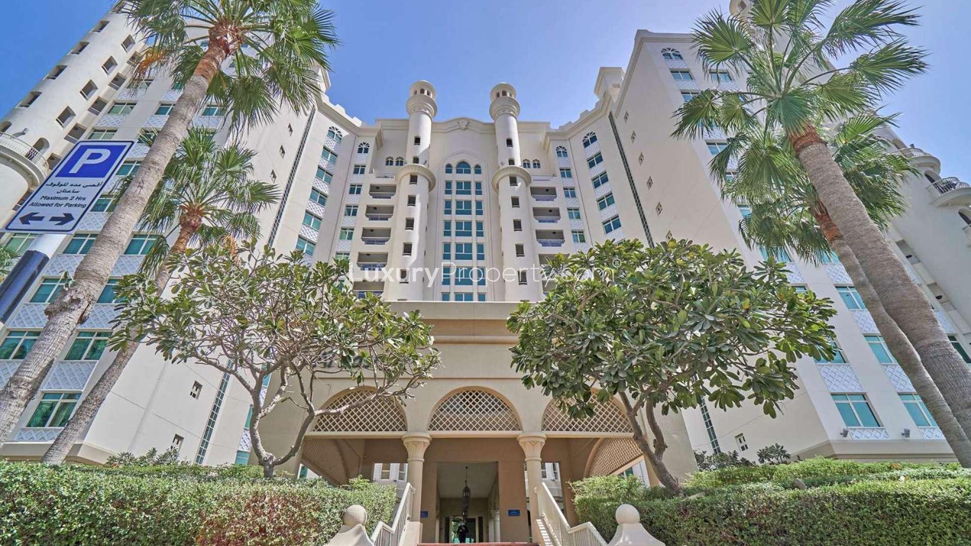 1-bedroom apartment interior with bed and desk in Shoreline Residences, Palm Jumeirah