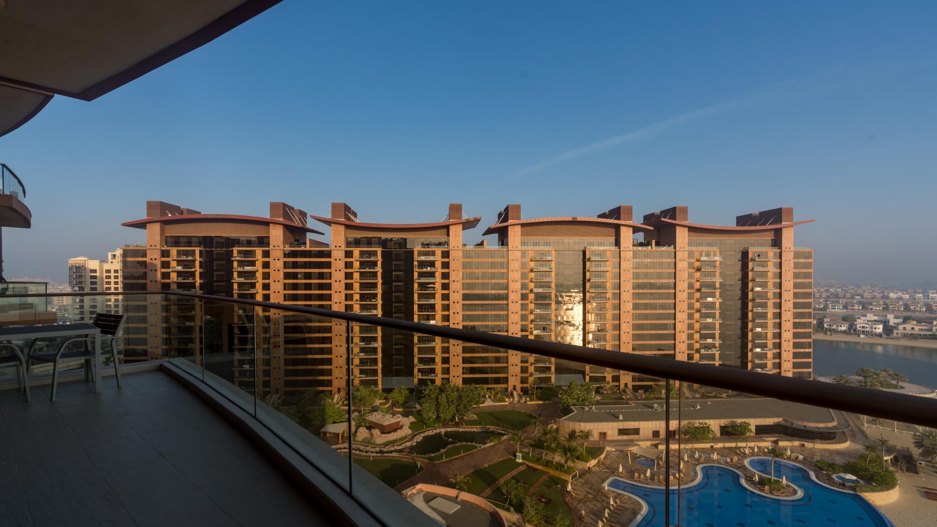 Spacious high-floor apartment living room with sea view at Tiara Residences, Palm Jumeirah