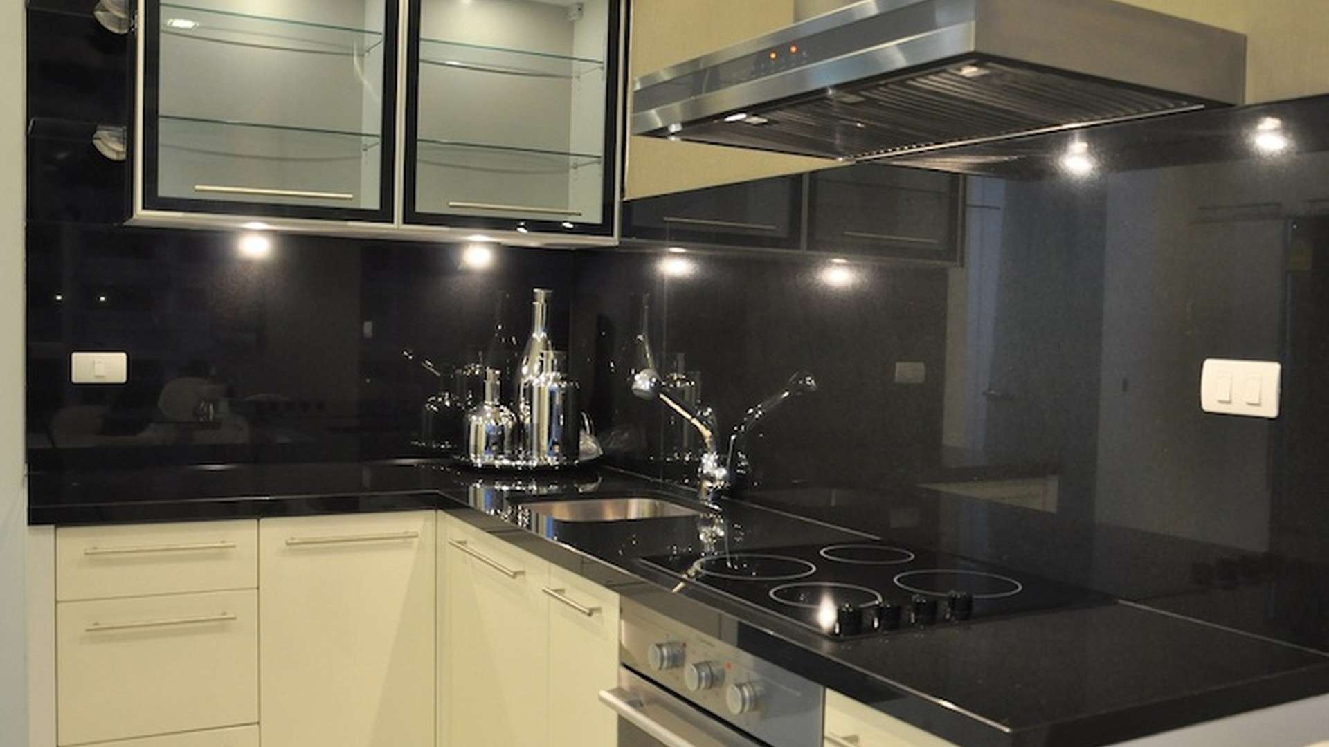 N/A,Modern kitchen with sleek black countertops in Wong Amat Tower apartment, Pattaya