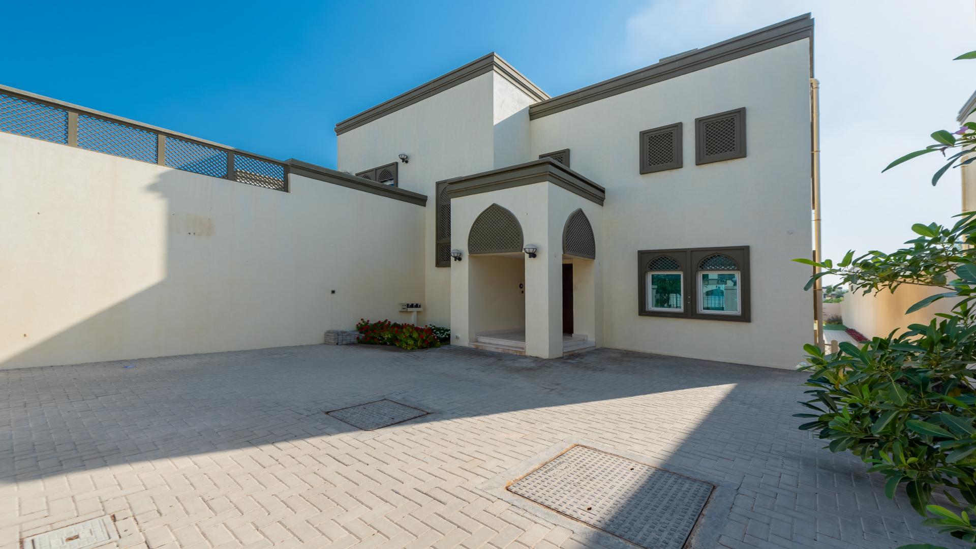 Elegant living area in Jumeirah Park villa with modern decor and natural light