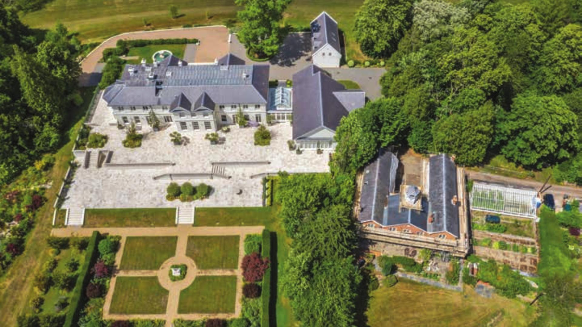 Luxurious Grade II Listed Villa with fountain, gardens, and garages near Sevenoaks, Hampstead