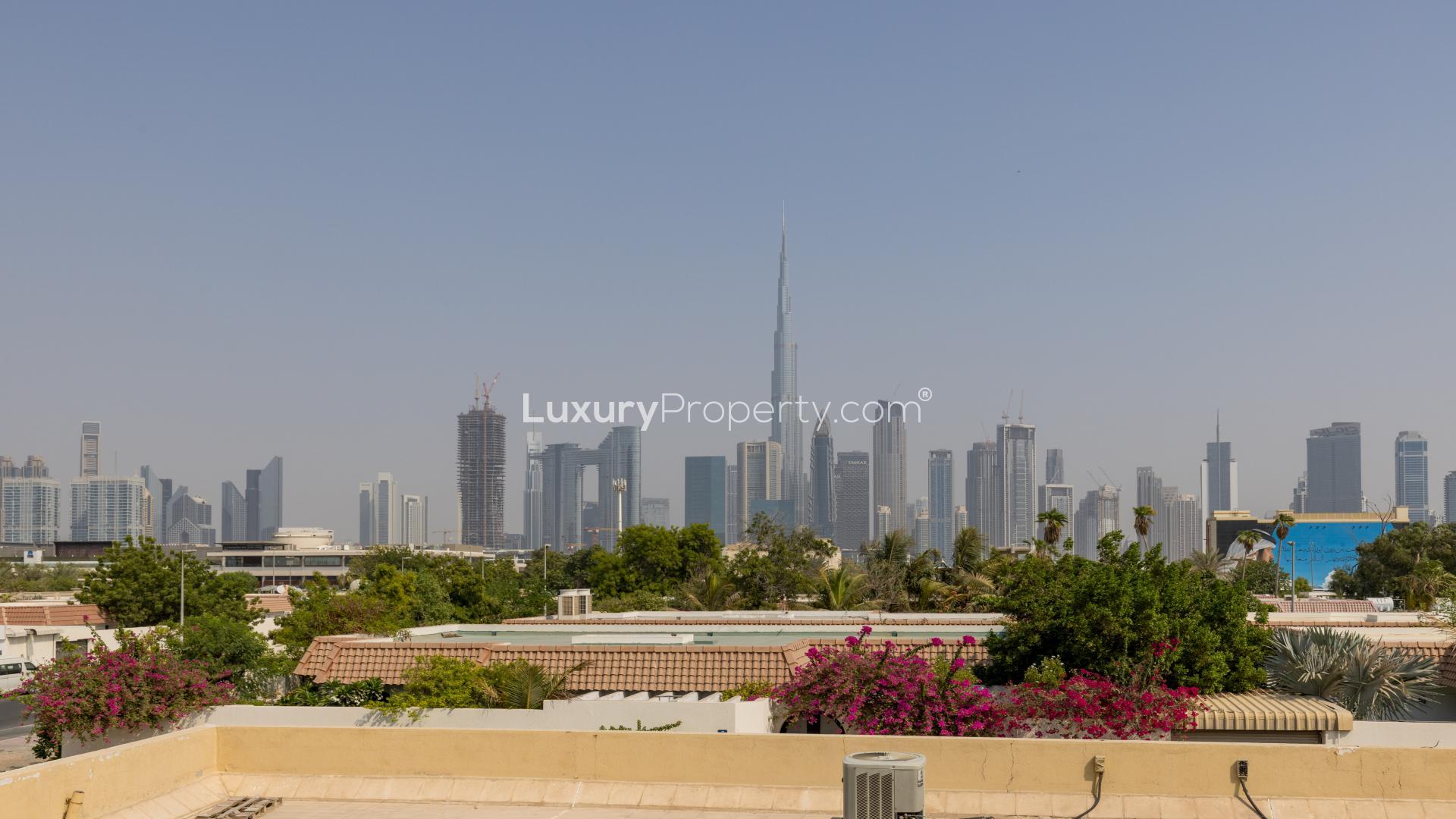 Elegant foyer with chandelier and curved staircase in Jumeirah villa for rent, LP14748