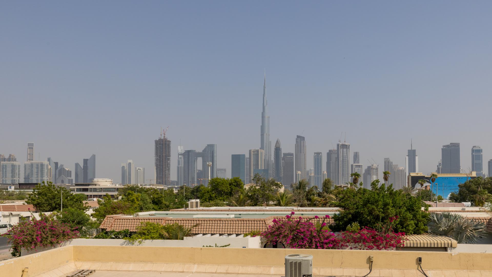 Elegant foyer with chandelier and curved staircase in Jumeirah villa for rent, LP14748