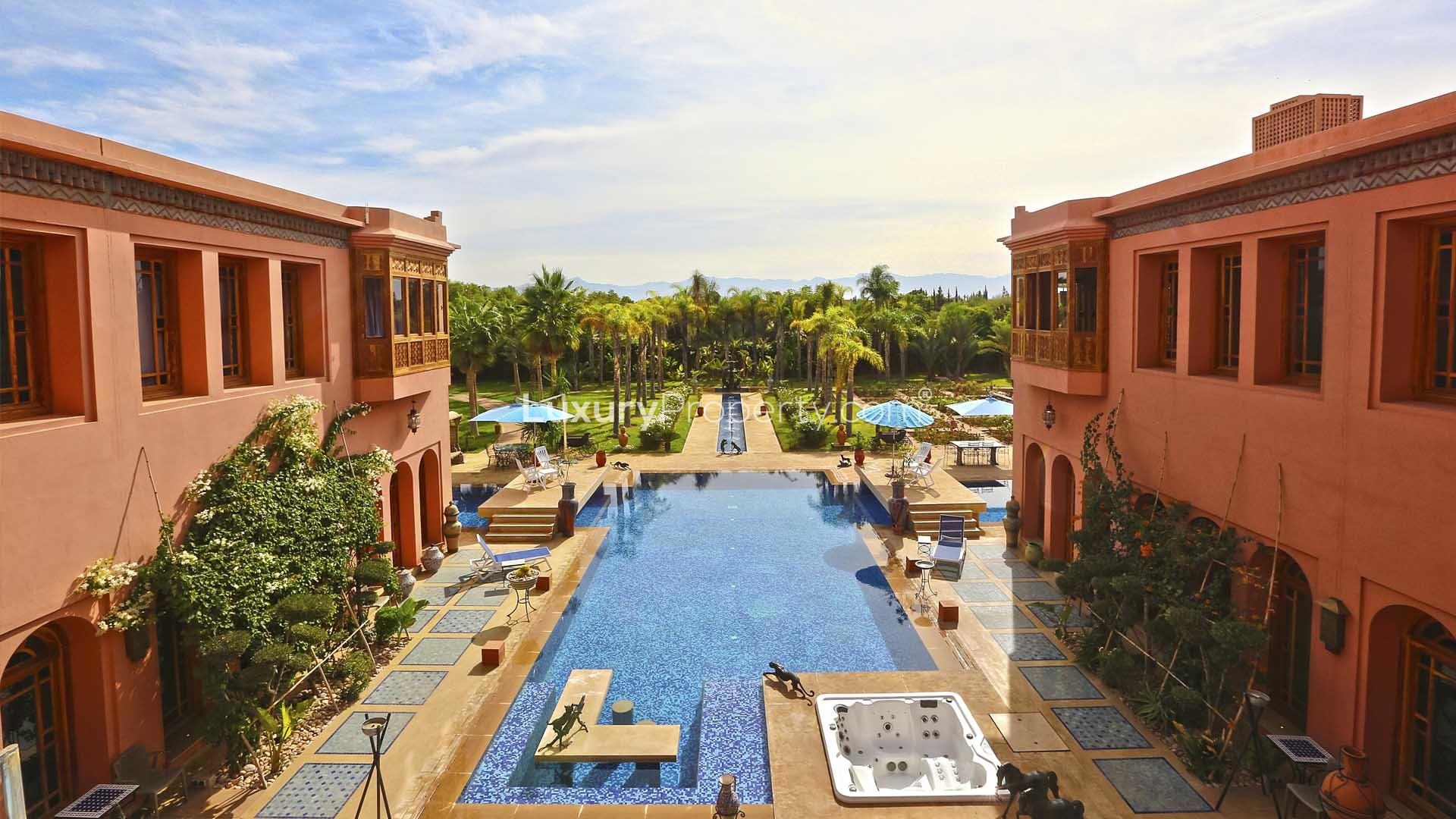 Luxurious villa with pool and garden in Palmeraie, Marrakech, for sale. Ref No: LP08701