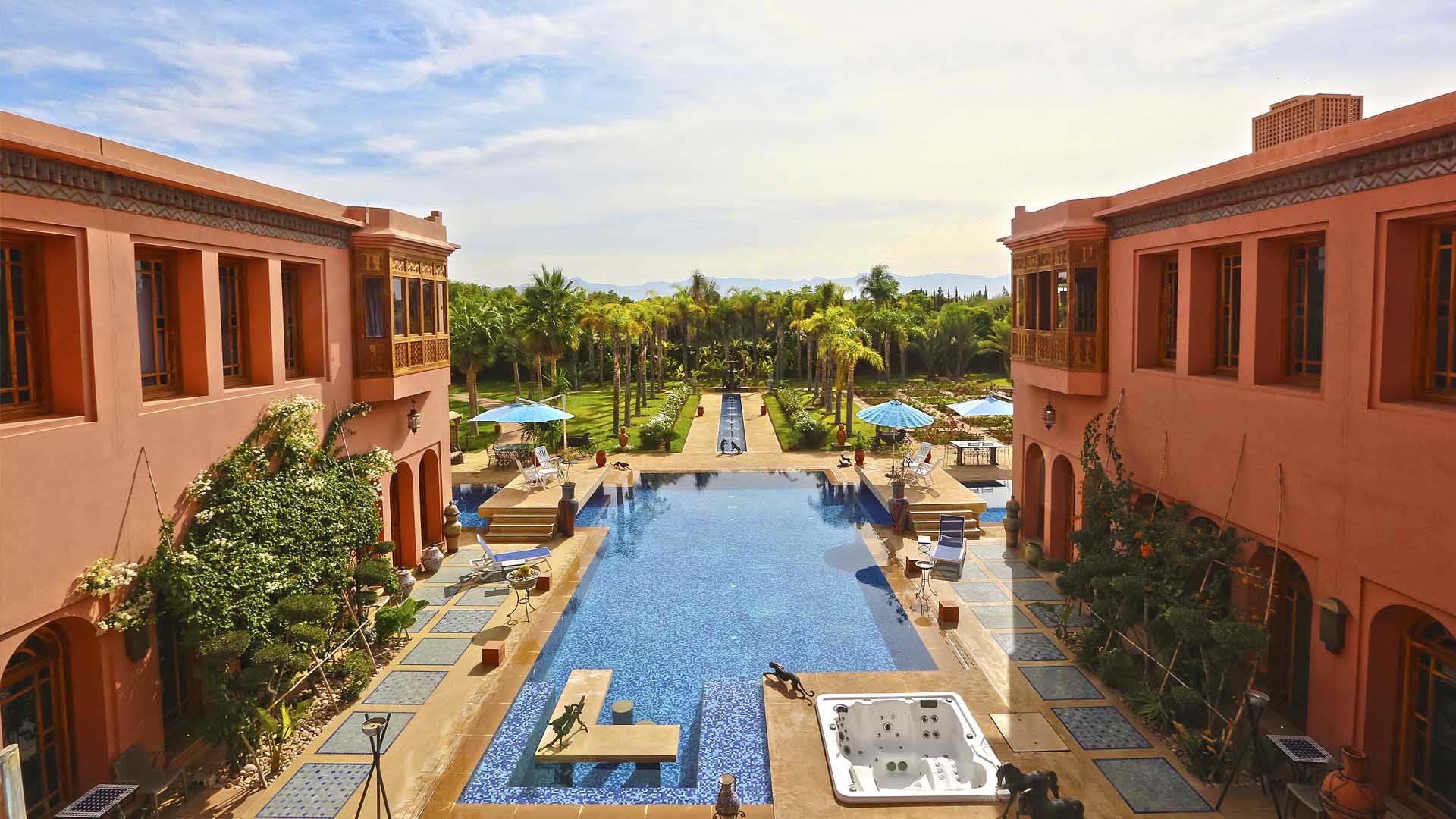 Luxurious villa with pool and garden in Palmeraie, Marrakech, for sale. Ref No: LP08701