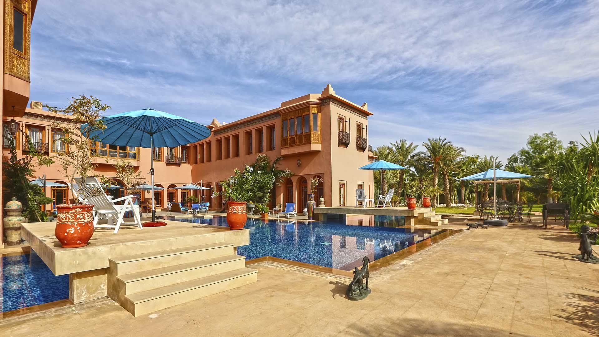 Luxurious villa in Palmeraie, Marrakech with elegant fountain and lush gardens for sale