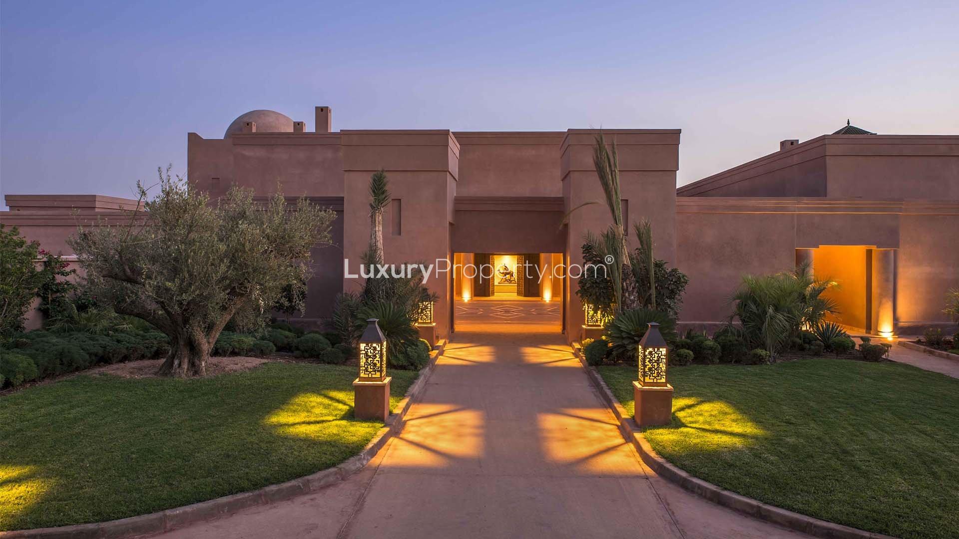 Luxurious 10-bedroom villa with lush gardens in Palmeraie, Marrakech for sale
