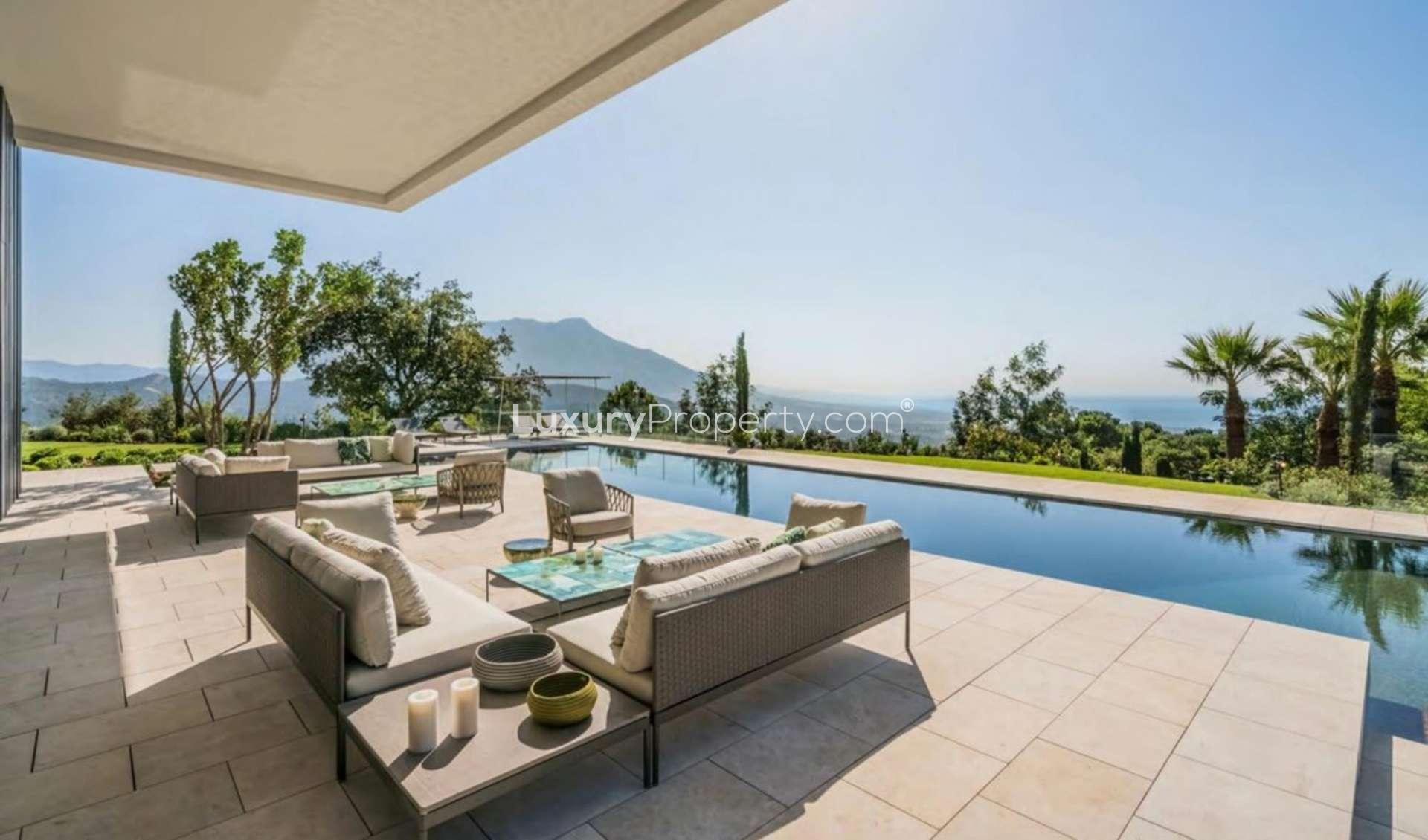 Luxurious open-plan kitchen and dining area in Villa Cullinan, La Zagaleta, Marbella