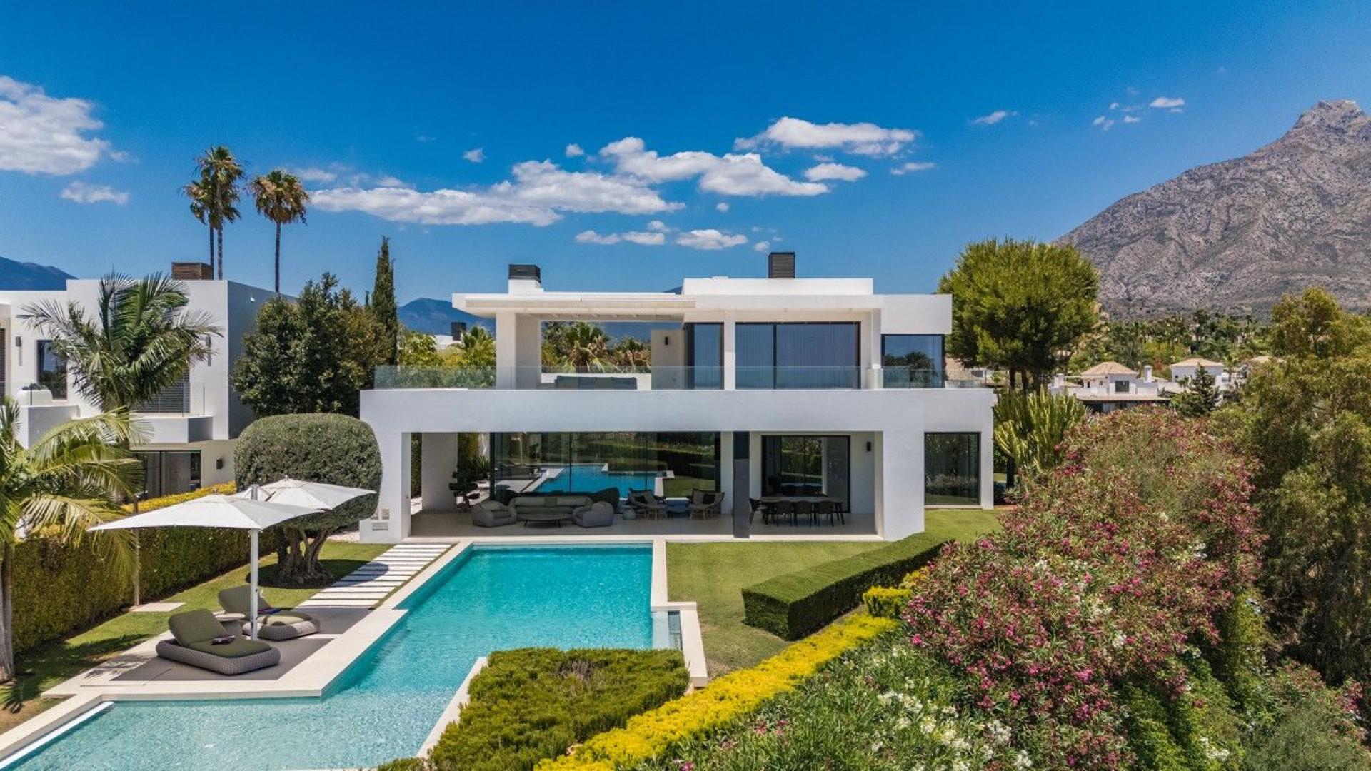 Luxury 6-bed villa with pool and garden in Las Lomas de Marbella, Golden Mile