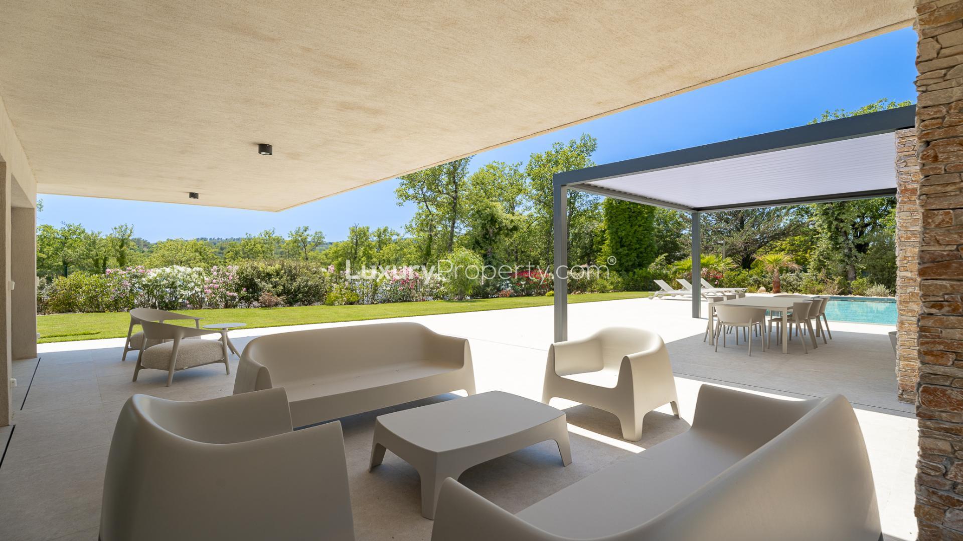 Outdoor patio seating with garden view at Domaine de Terre Blanche villa, LP46018