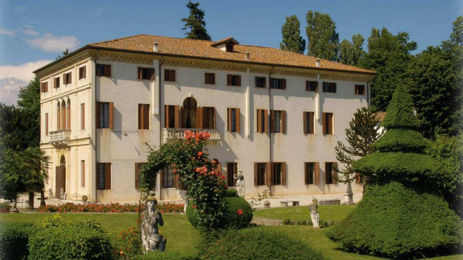Villa Polcastro in Loreggia, stunning 15-bedroom villa with manicured gardens and canal view
