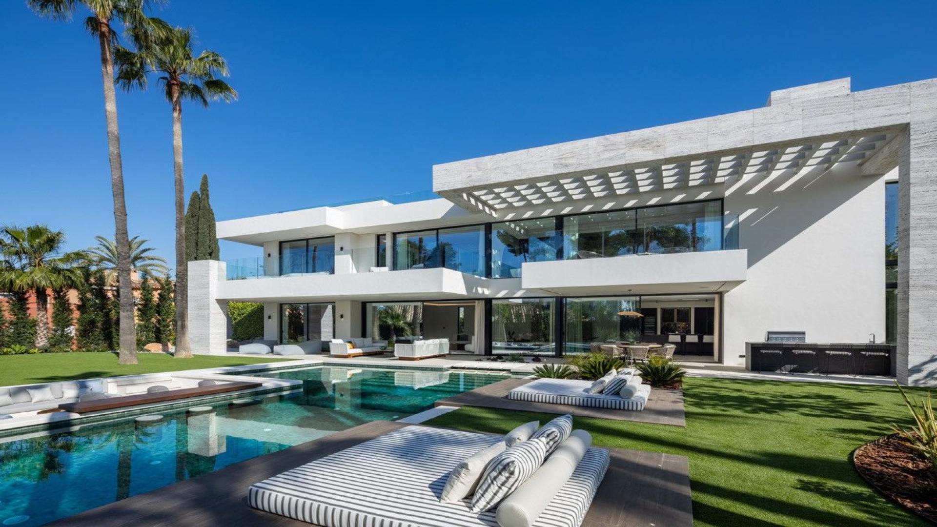 Modern 6-bedroom villa with pool in Atalaya Rio Verde, Nueva Andalucía, Marbella
