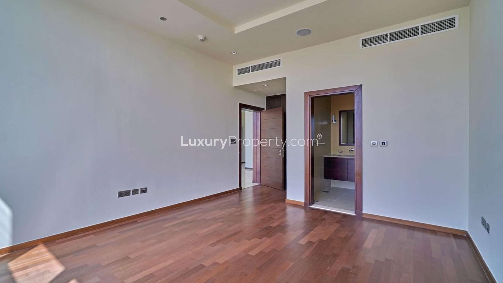 High-floor apartment with sea view, large windows, in Tiara Residences, Palm Jumeirah