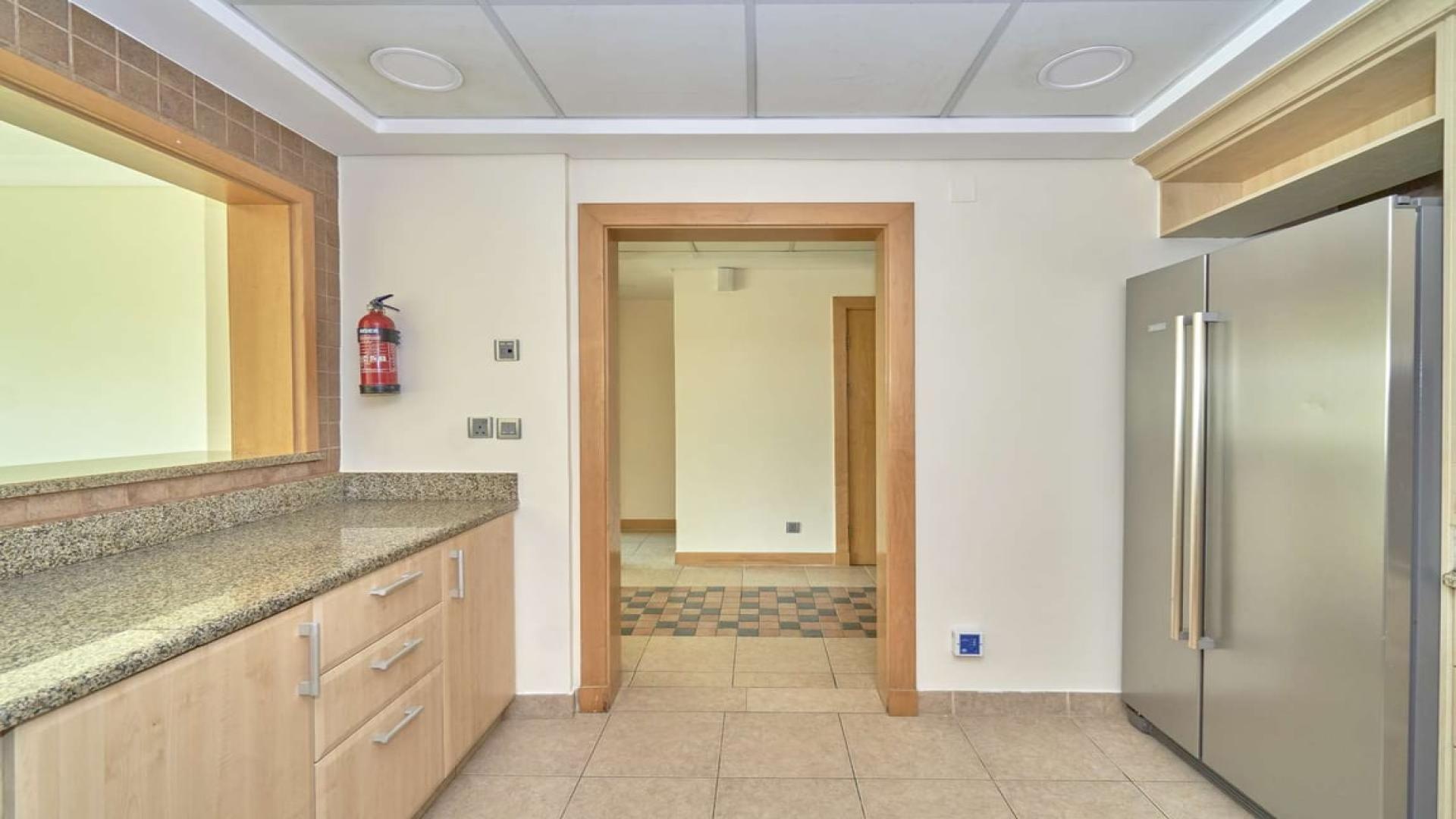 Park views from Shoreline Apartments, Palm Jumeirah, showcasing spacious 2-bedroom apartment for rent