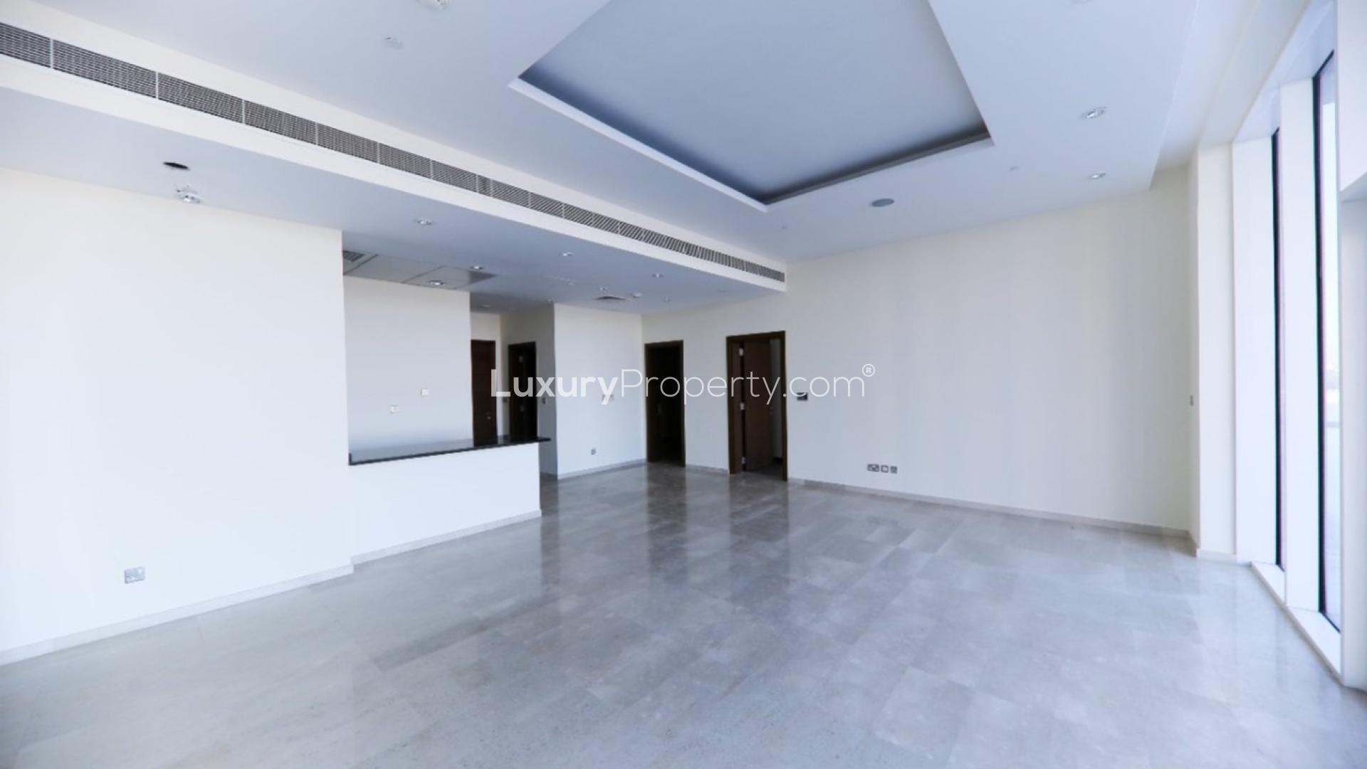 Bright living area with large windows in Palm Jumeirah apartment for rent, LP10812