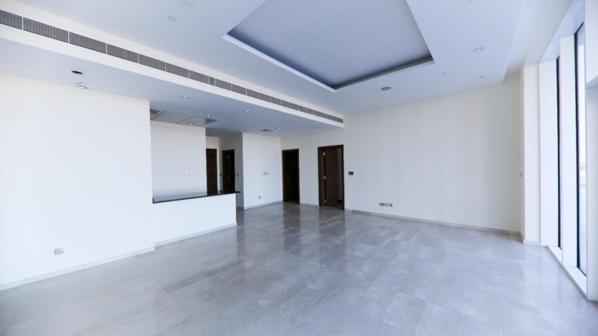 Bright living area with large windows in Palm Jumeirah apartment for rent, LP10812
