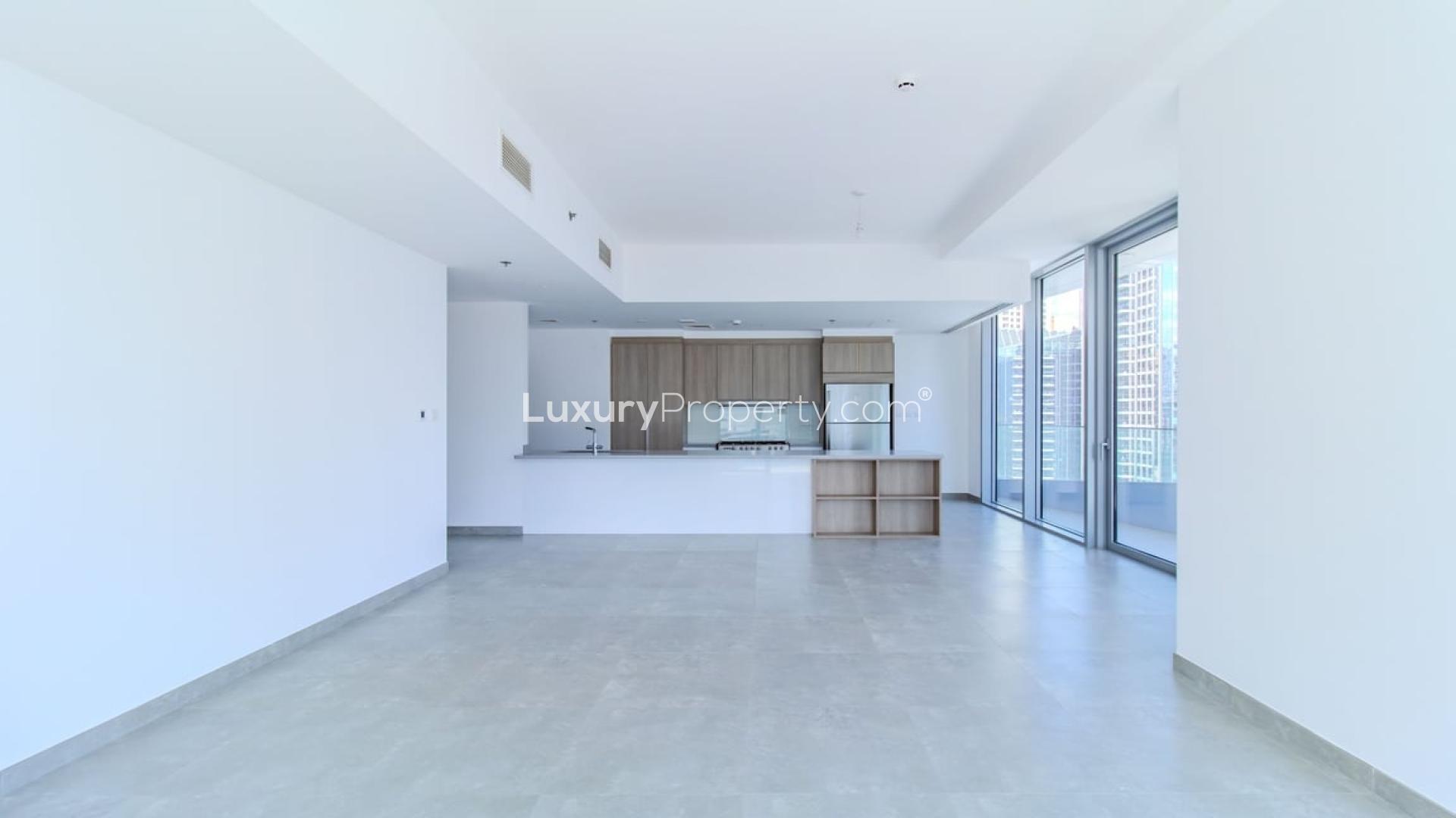 Open-plan kitchen in luxury apartment, Stella Maris, Dubai Marina, with modern finishes and sea view