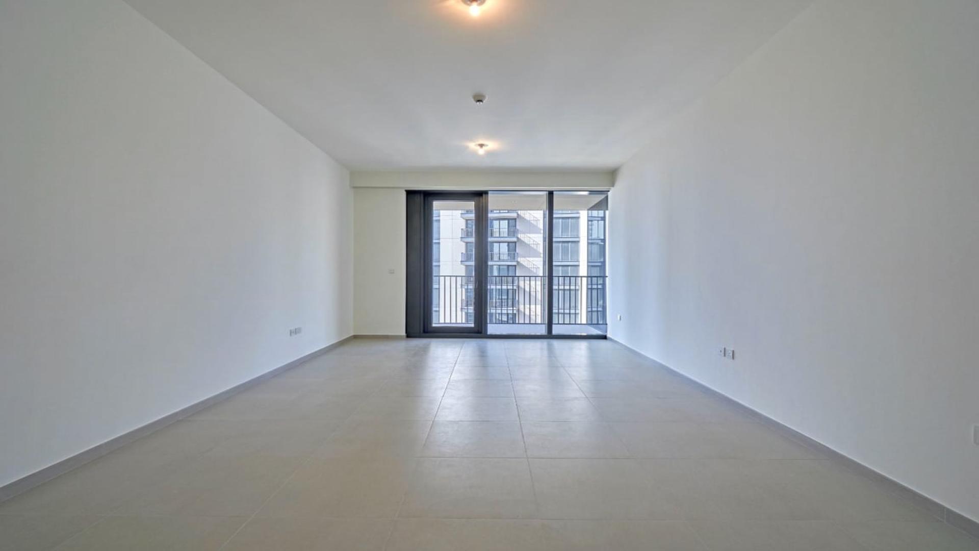 "Bright corner apartment with large windows, Downtown Dubai skyline view, BLVD Heights LP41662.",Spacious living room with large windows in BLVD Heights apartment, Downtown Dubai