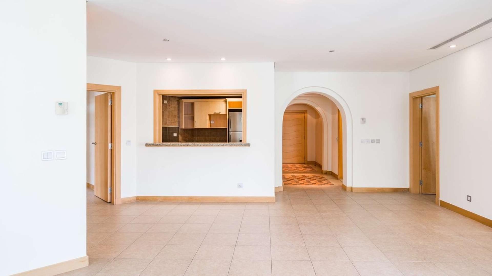 Bright living room in 2-bed apartment, Al Sarood Shoreline, Palm Jumeirah. Spacious and modern design