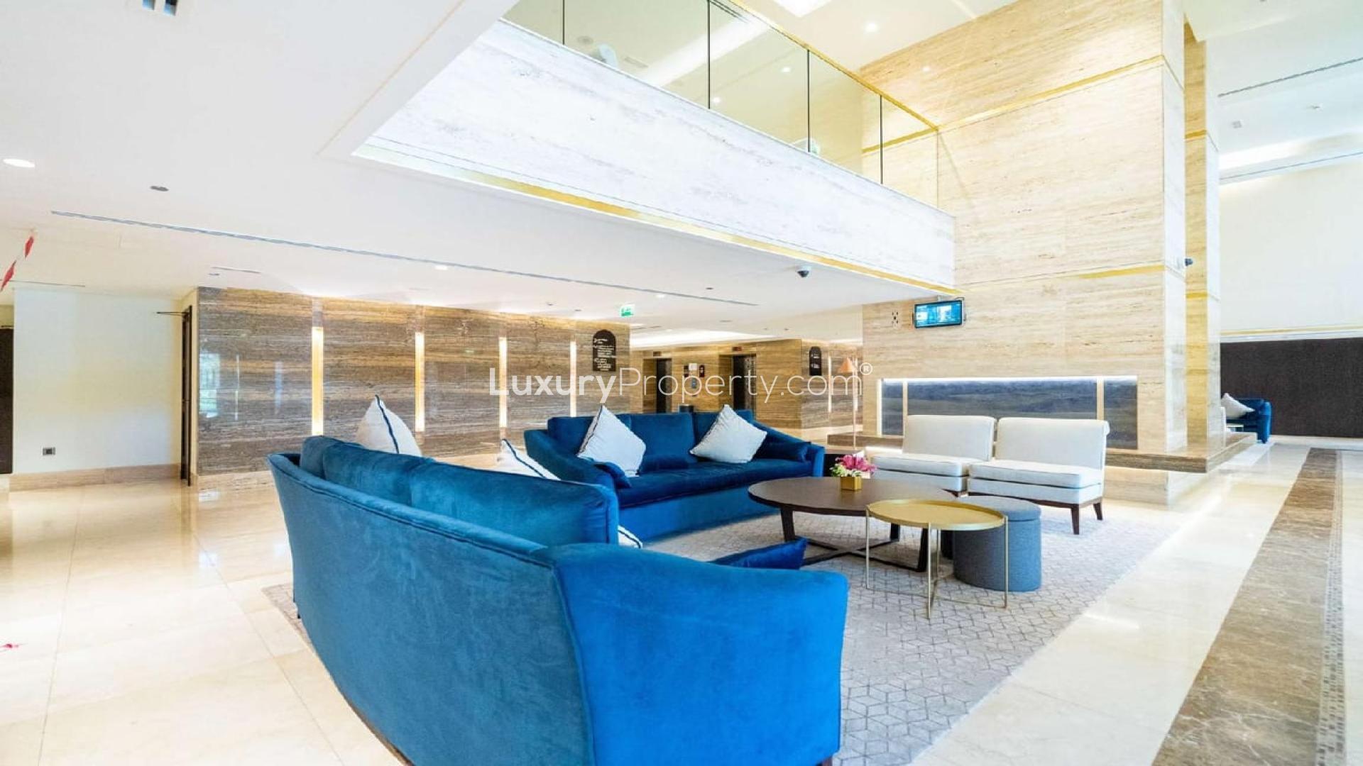 Spacious living room in sea view apartment, Balqis Residence, Palm Jumeirah for sale