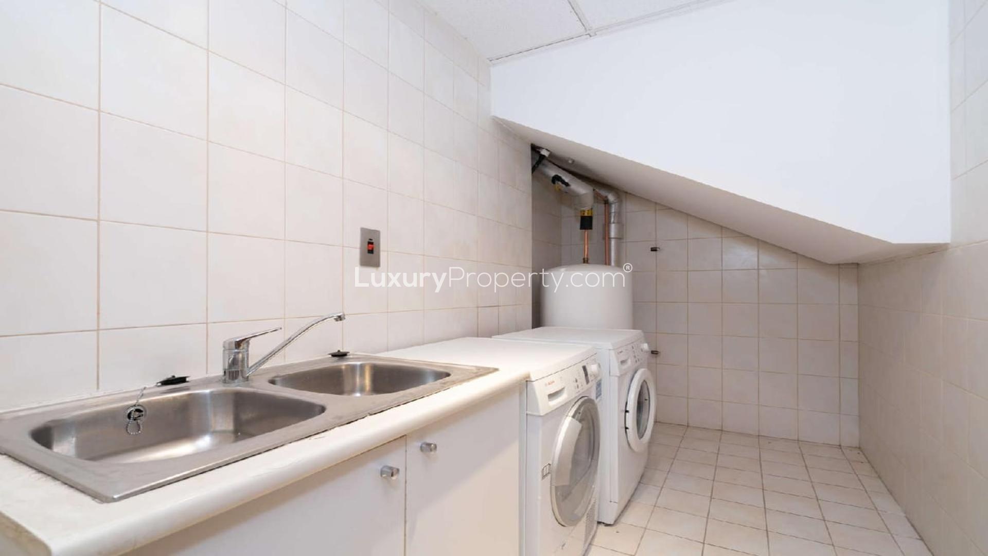 Spacious living room with sea views in Marina Residences, Palm Jumeirah townhouse for rent