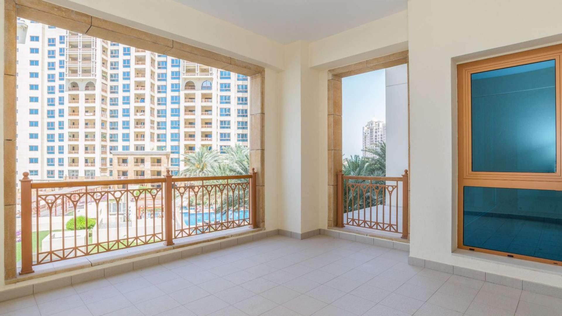 "Spacious balcony view from vacant sea-facing apartment in Marina Residences, Palm Jumeirah.",Vacant sea-facing apartment balcony view in Marina Residences, Palm Jumeirah, near Nakheel Mall