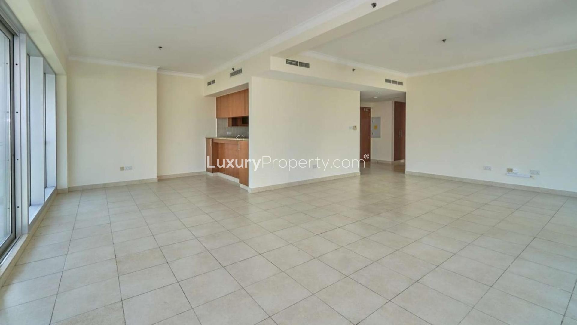 Spacious apartment in The Fairways with stunning golf and lake views, large windows