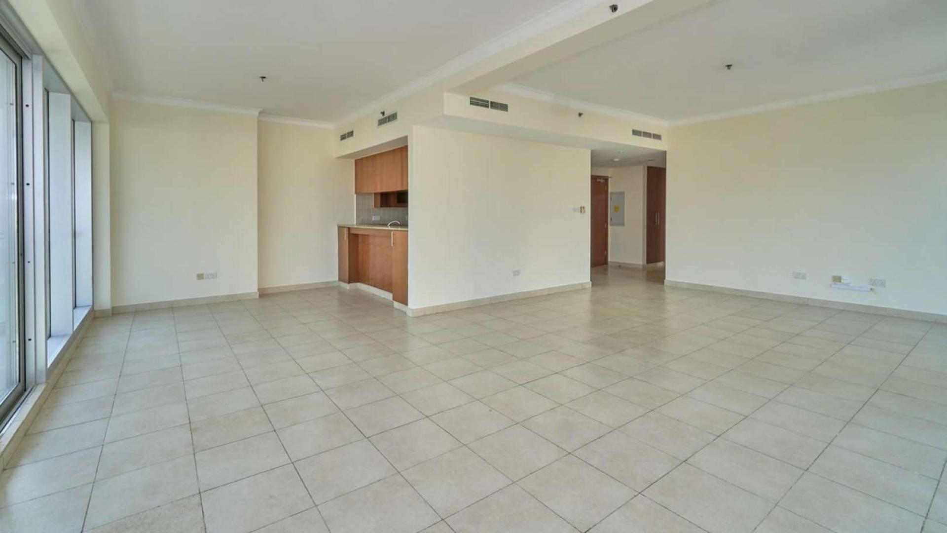 Spacious apartment in The Fairways with stunning golf and lake views, large windows