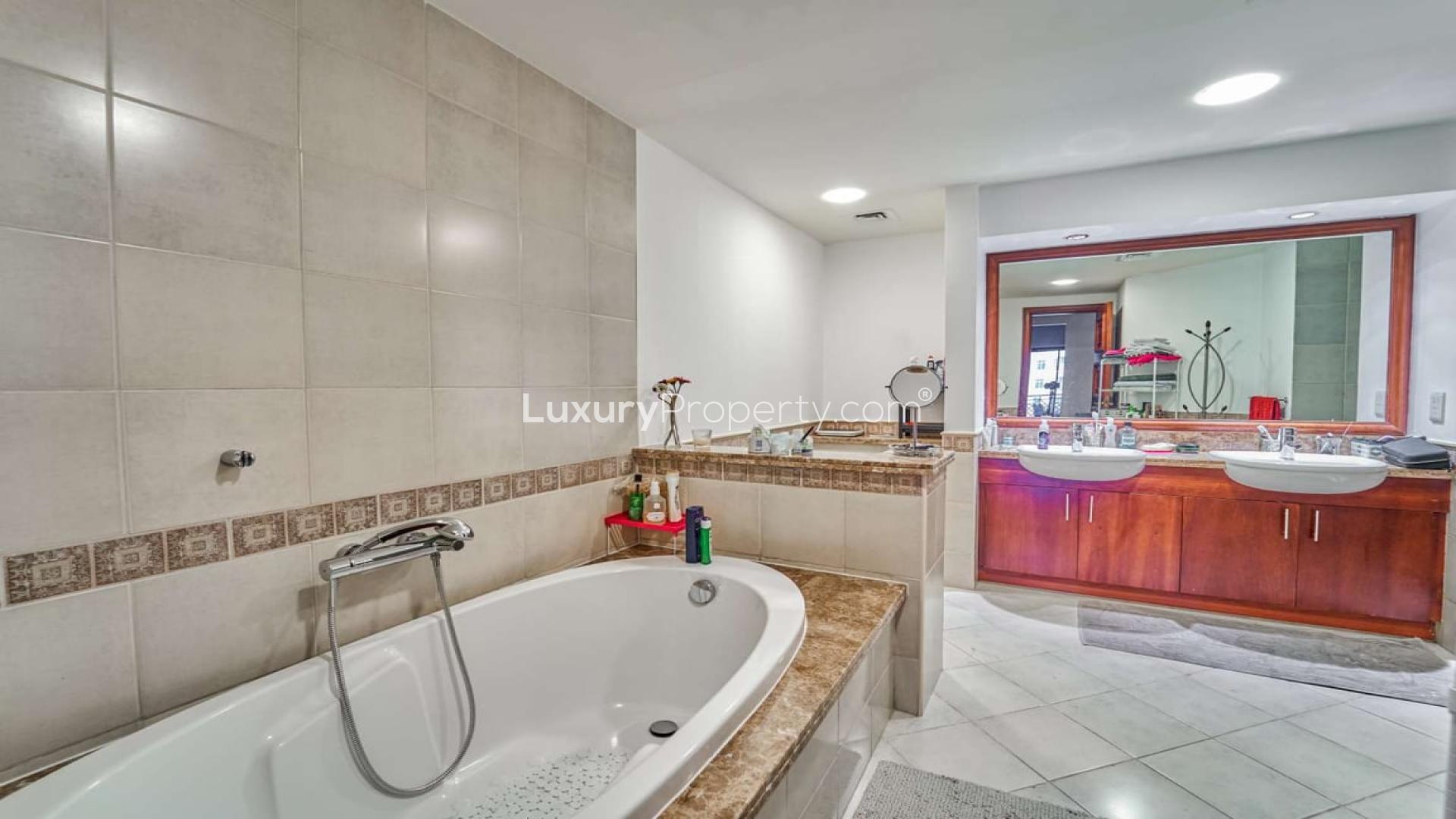 Well-maintained living area in 2-bedroom apartment, Golden Mile, Palm Jumeirah for rent