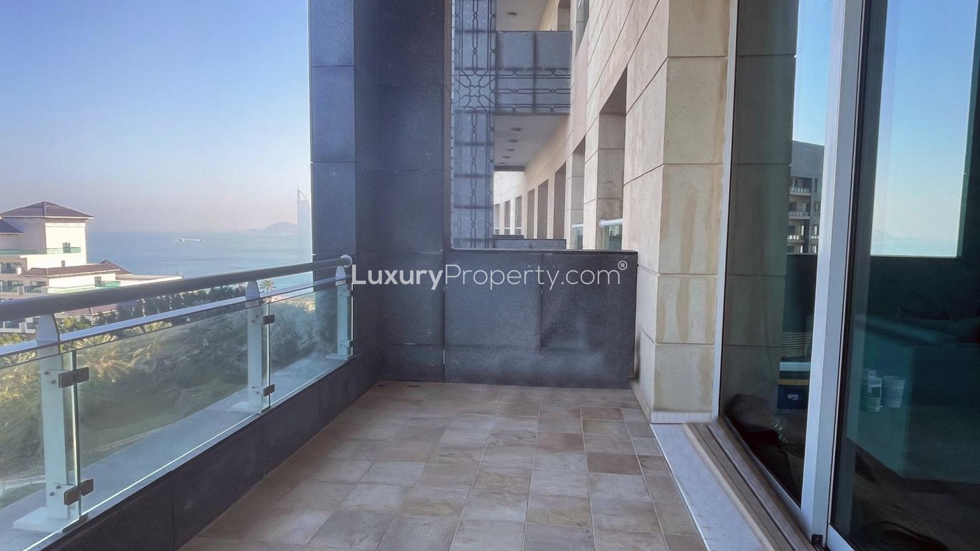 "Stunning sea view from Palm Jumeirah apartment balcony, The Crescent, LP11079 for sale.",Balcony with sea view in Palm Jumeirah apartment for sale, The Crescent community