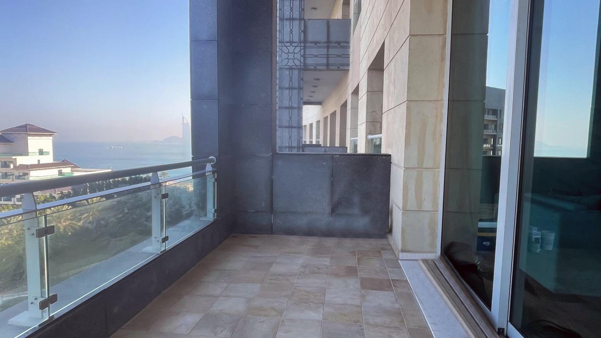 "Stunning sea view from Palm Jumeirah apartment balcony, The Crescent, LP11079 for sale.",Balcony with sea view in Palm Jumeirah apartment for sale, The Crescent community